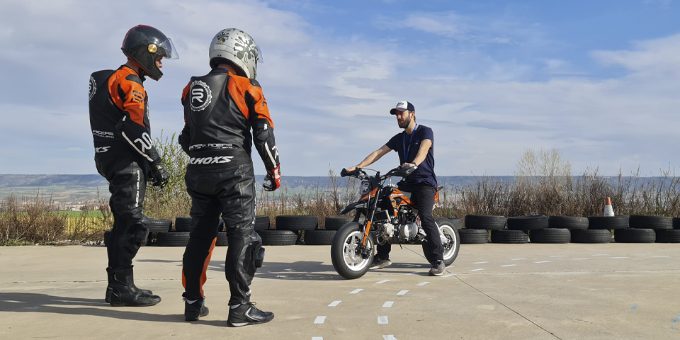 alumnos entrenando en un curso de conduccion en moto con equipacion Rhoxs incluida
