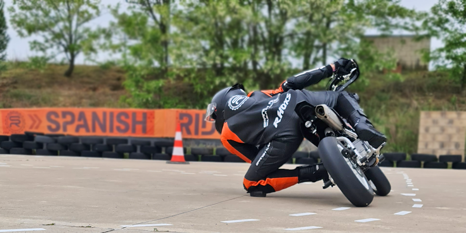 alumno en uno de nuestros cursos de tecnificacion en moto en madrid y guadalajara para mejorar la postura y pilotar mas fino y seguro