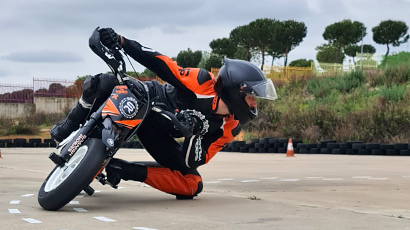 alumno practicando tecnica de pilotaje en pit bike durante un curso de conduccion en moto cerca de madrid